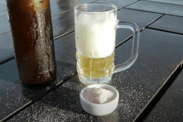 啤酒加盐能让衣服恢复颜色吗