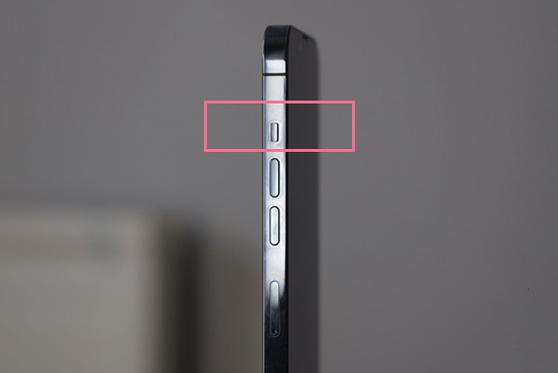 苹果13音量键上面的按钮是什么