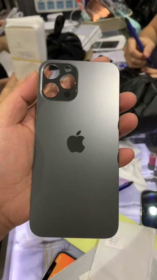 苹果手机后盖都是玻璃吗缩略图