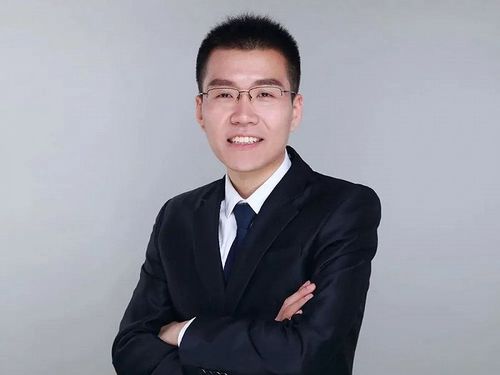 光子的创始人多少岁