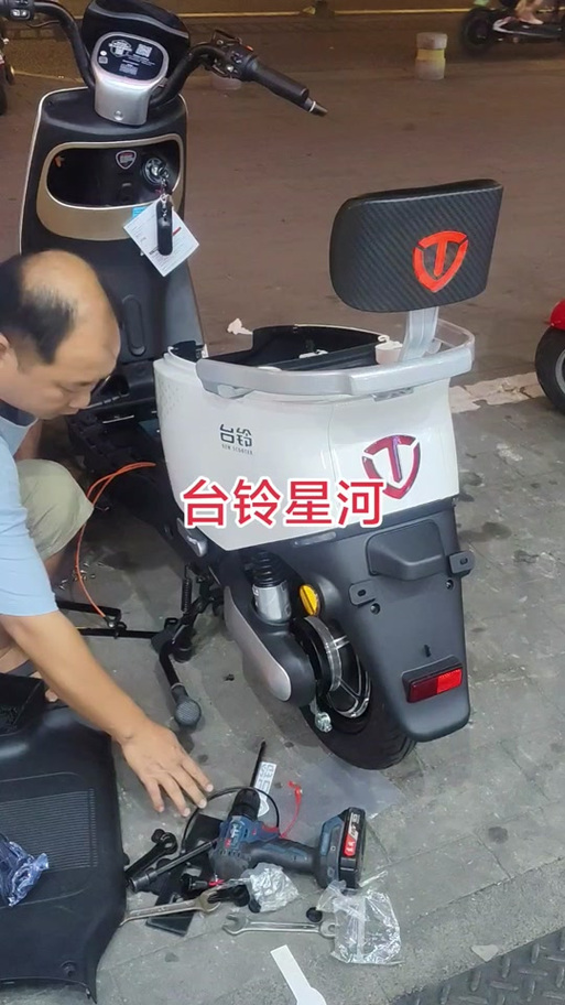 台铃老款前壳拆卸方法