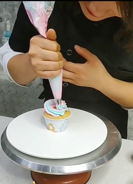 做蛋糕时挤奶油的叫啥