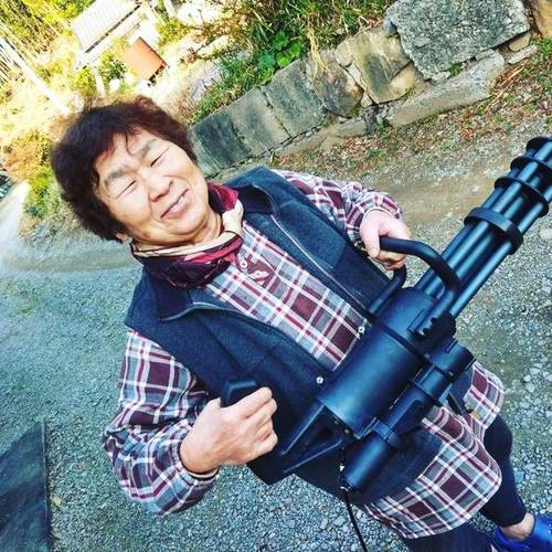奶奶1爷爷拿枪