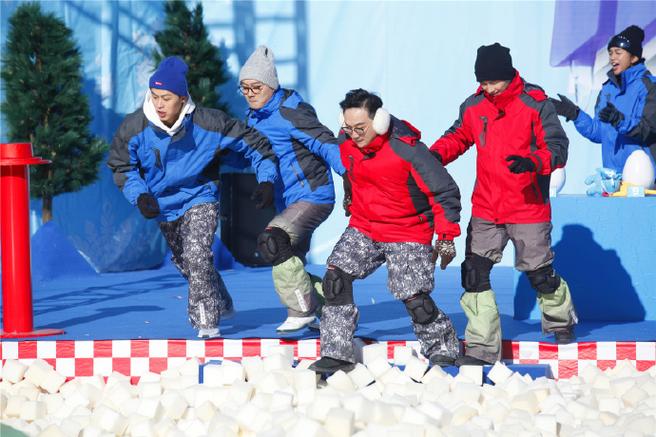 男生女生向前冲冰雪