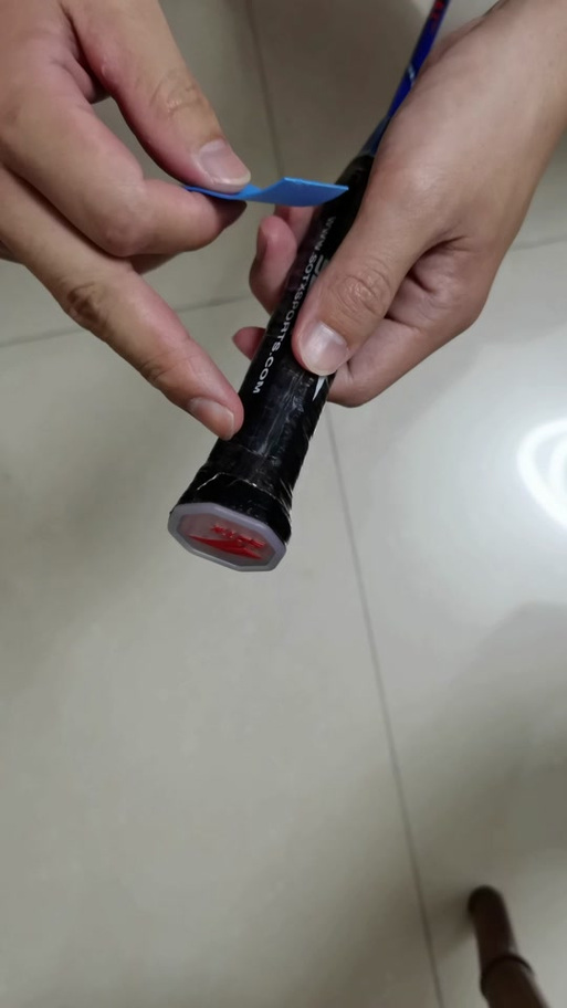 羽毛球拍自带手胶要撕吗