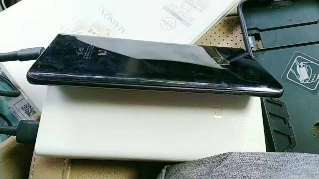 红米手机后盖鼓起来了