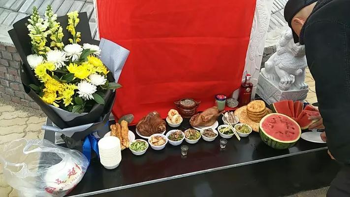 坟墓碑石泛红色预示什么