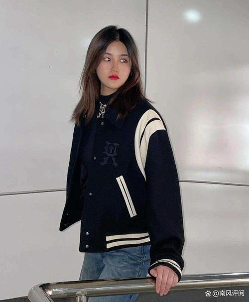 黑色棒球服配什么裤子好看