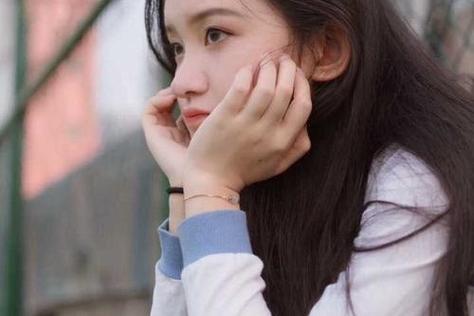 长得漂亮却自卑的女生图标