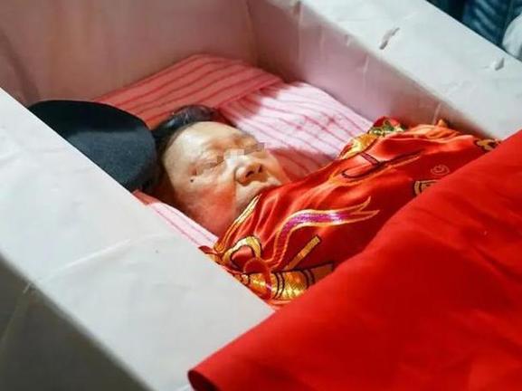 老人添棺材女儿需要做什么