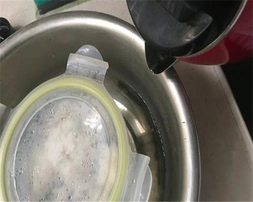 饭盒盖子吸住了怎么打开