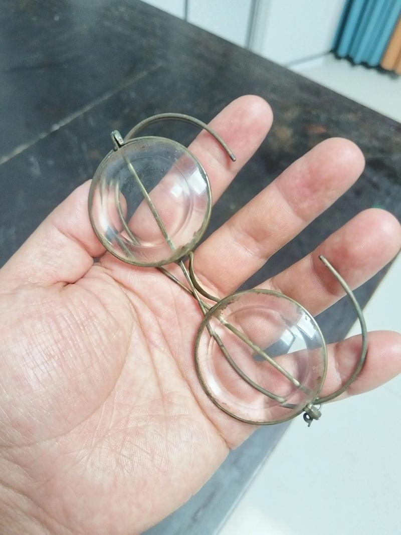 放大镜是老花镜的镜片是一样的吗截图