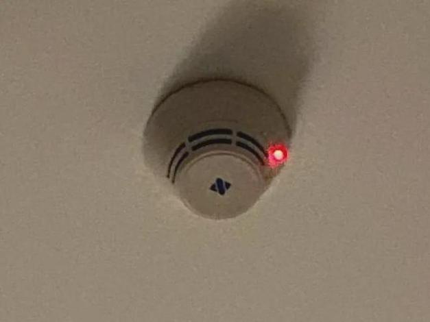 酒店火灾报警器闪红光的原因