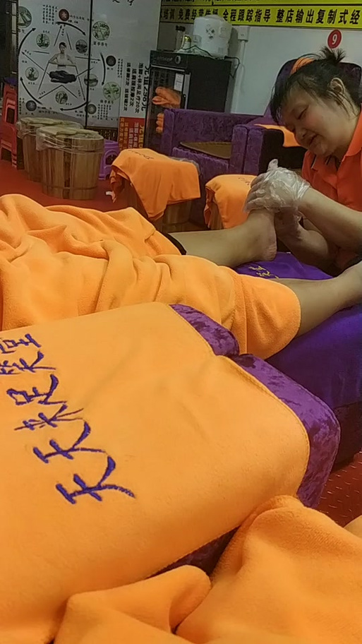 挠脚心足疗怕痒