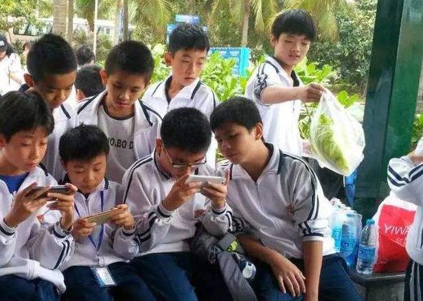为了玩手机几近疯狂的孩子