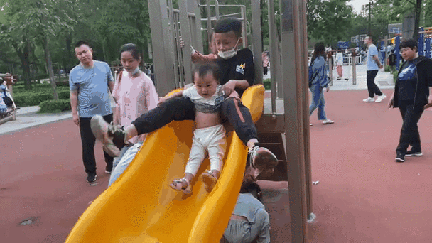 宝宝玩滑梯截图