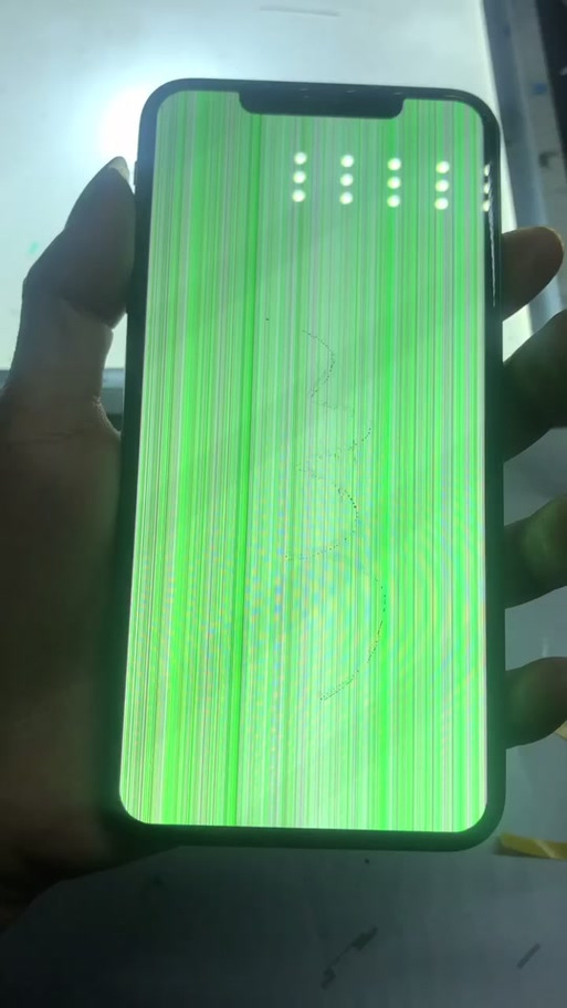 手机屏幕上有两条竖线