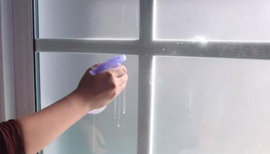 白醋加洗洁精擦玻璃
