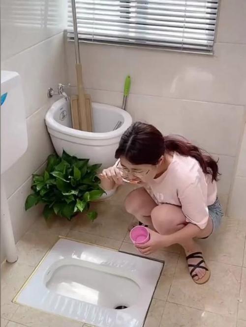 女生在女厕蹲坑里拉屎为什么闻到臭