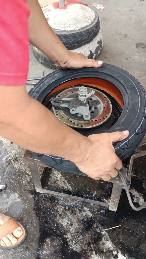 小型爱玛后轮拆卸视频