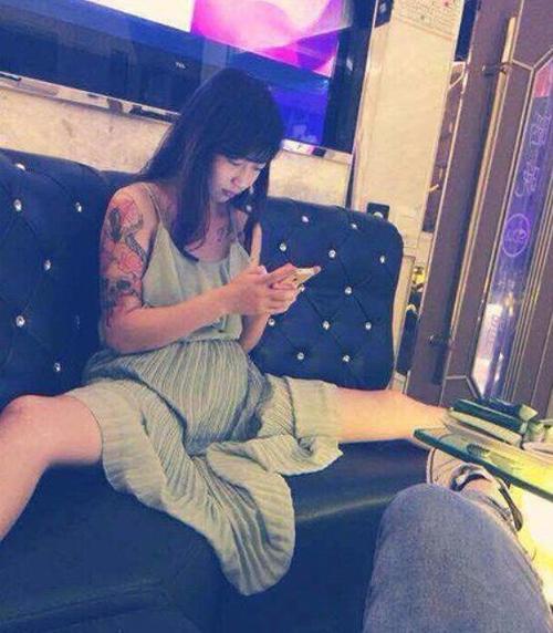 女汉子霸气坐姿截图