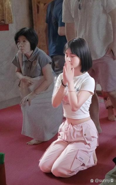 许愿是站着还是跪着截图