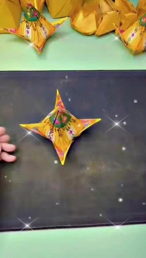 用红纸制作红包的过程截图