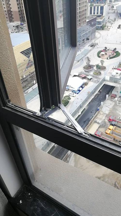 外推窗户卡死拉不回来了