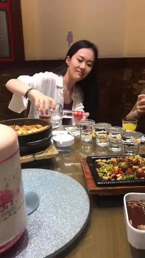 真人喝酒照片实拍