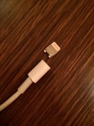 iphone充电线金属片断了