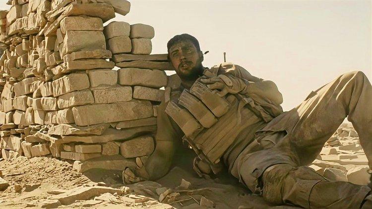 两个士兵在沙漠被狙击手