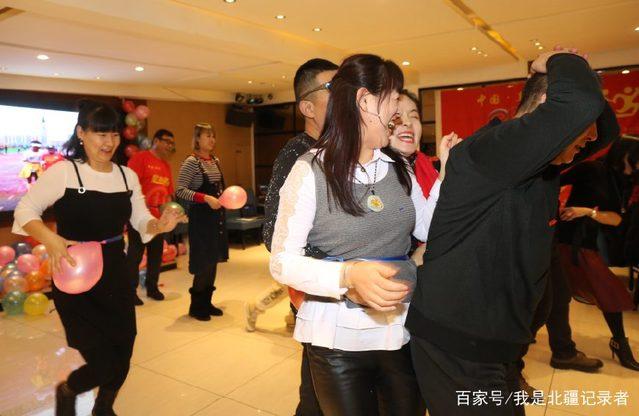 男女挤气球游戏