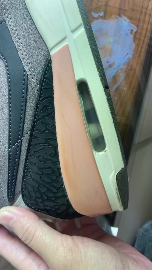 nike鞋子开胶正常吗