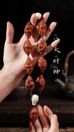 八大财神手里都拿什么