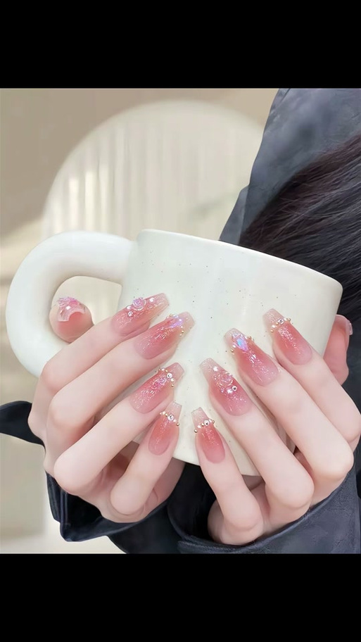 裸色系美甲什么颜色显手白