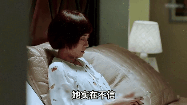 女生下意识躲不让男生看手机截图
