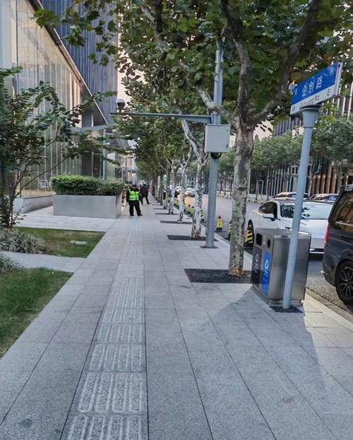 人行道英语pavement怎么读