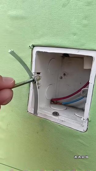 插座固定不住了怎么办缩略图