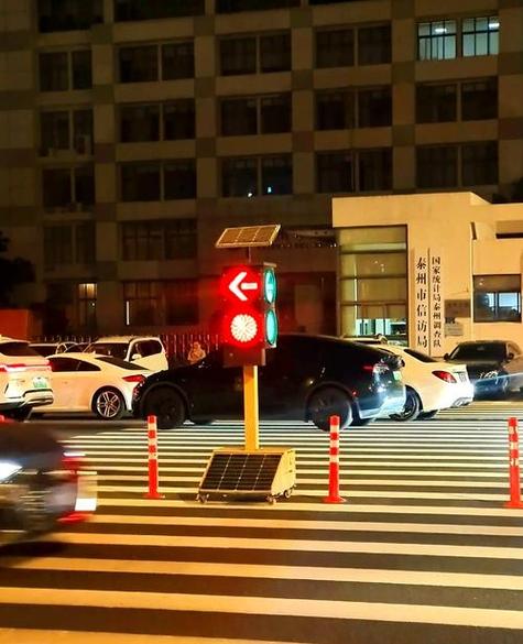 闯了临时摆放的红绿灯