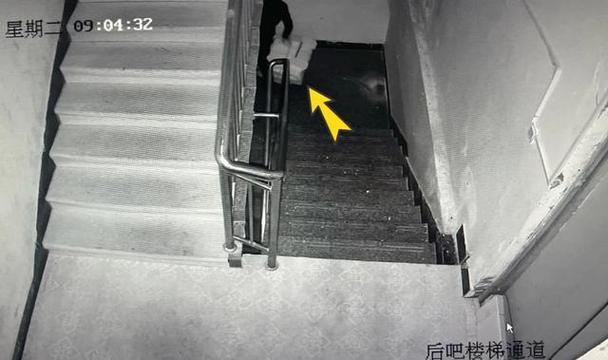 商场楼梯间亲热有监控吗