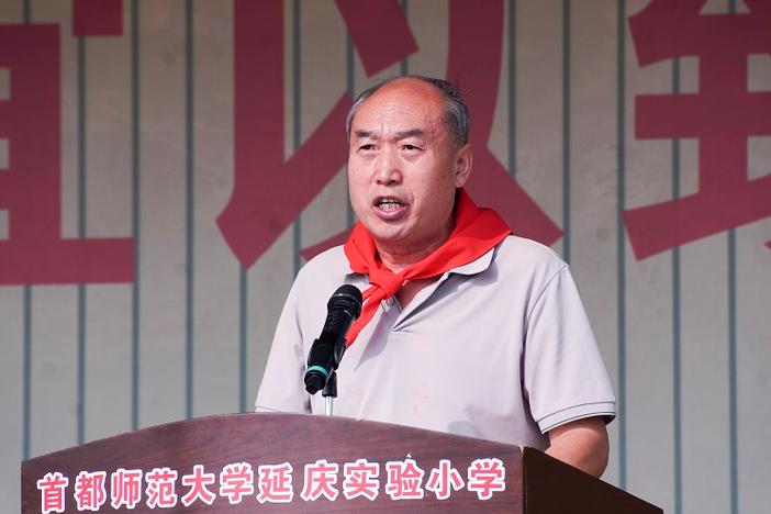 重新小学校长