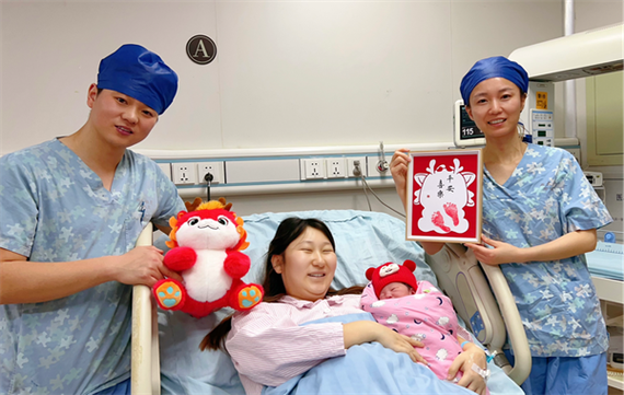 医院产科第一个新年龙宝宝