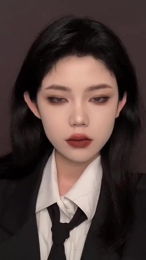 很A的妆容