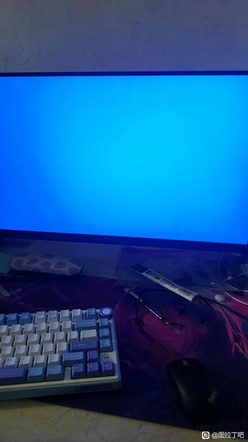 电脑开机后彩色屏幕