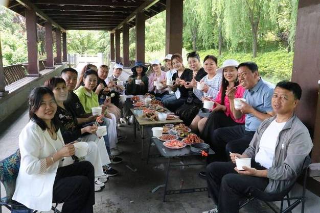 相聚在一起开心的短语图标