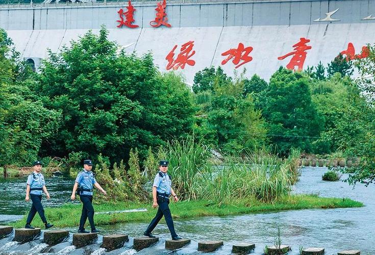 穿绿色衣服的警察是干嘛的