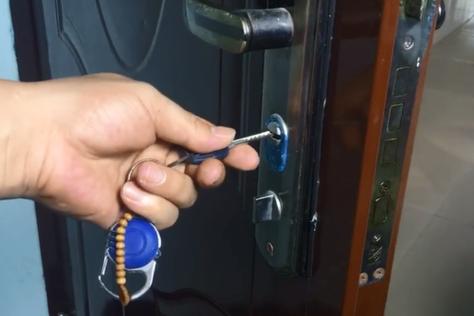 钥匙插在门内忘记拔了怎么开锁