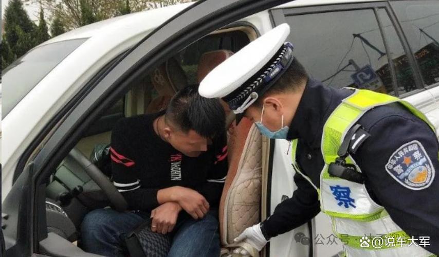 要是被卡在车里面了,该怎么拿?