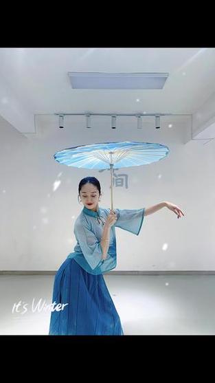 拿伞的舞蹈造型动作