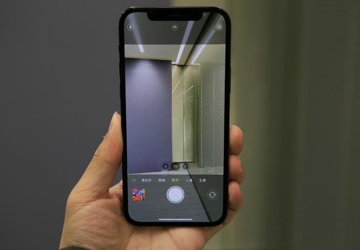 iphone12右边框黑色的是什么